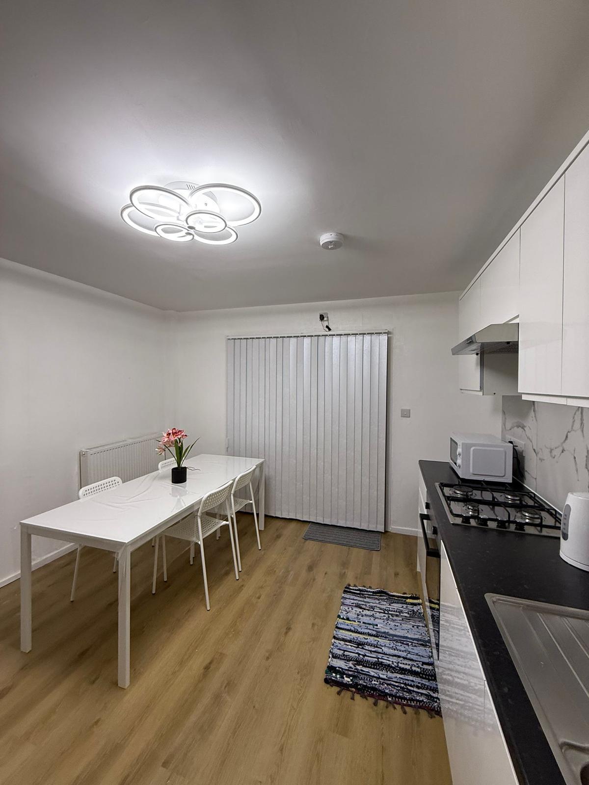 527 Kingsland Road, London, London, E8 4AR